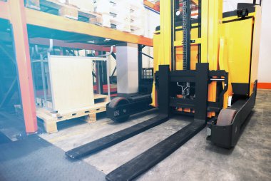 Raflar, raflar ve forklift paletleri dağıtım wareho ile