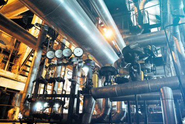 Sanayi bölgesi, çelik boru hatları, vanalar ve pompalar.