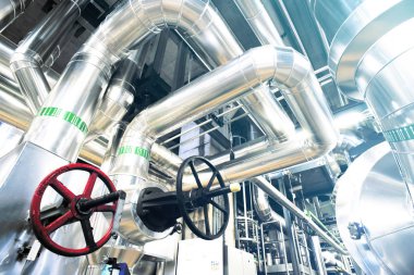 bir enerji santralinde farklı boyutlarda ve şekilli borular ve vanalar 