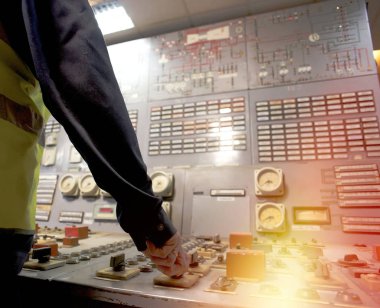 Operatör iş yerinde sistem kontrol odasında