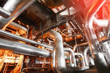 Ekipman, kablo ve boru kırmızı tonlarında