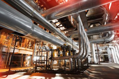 Ekipman, kablo ve boru kırmızı tonlarında