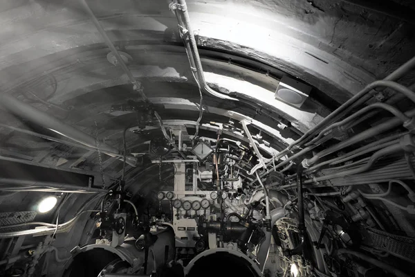 Vista detallada de válvulas y tuberías en submarino antiguo — Foto de Stock