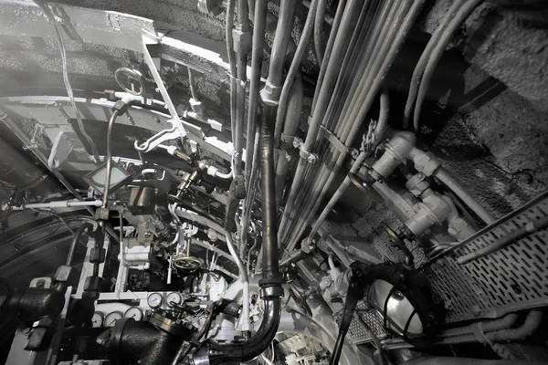 Detaljerad vy av ventiler och rör i gammal ubåt — Stockfoto