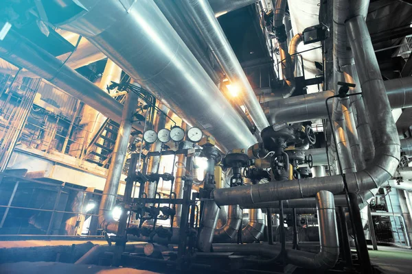 Zona industrial, tuberías de acero, válvulas y manómetros — Foto de Stock