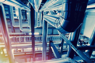 Sanayi bölgesi, mavi tonlu çelik boru hatları.