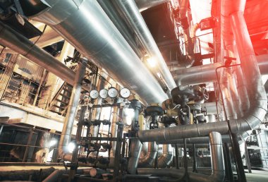 Sanayi bölgesi, çelik boru hatları, vanalar ve göstergeler.