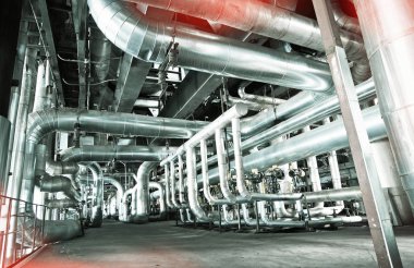 Sanayi bölgesi, çelik boru hatları, vanalar ve pompalar.