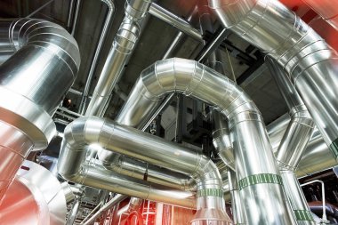 bir enerji santralinde farklı boyutlarda ve şekilli borular ve vanalar 