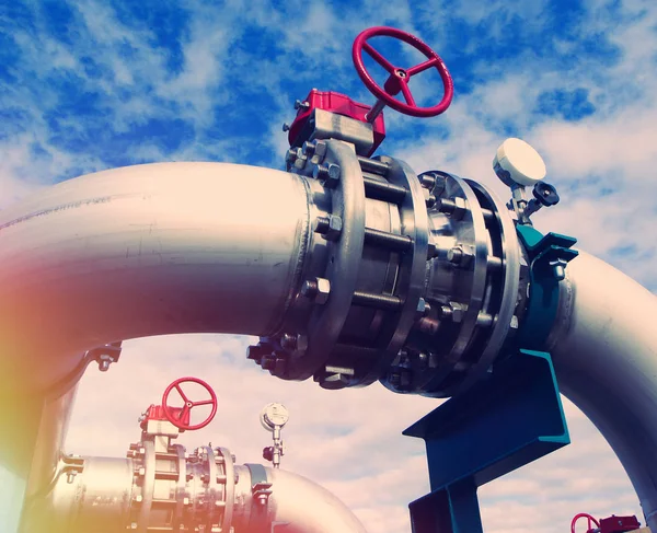 Industrial zone, Steel pipelines and valves against blue sky — Stock Photo, Image