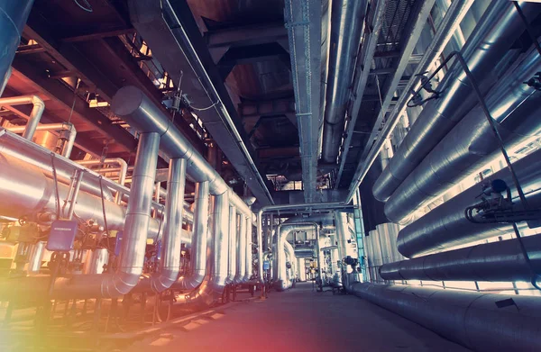 Zone industrielle, pipelines et vannes en acier — Photo