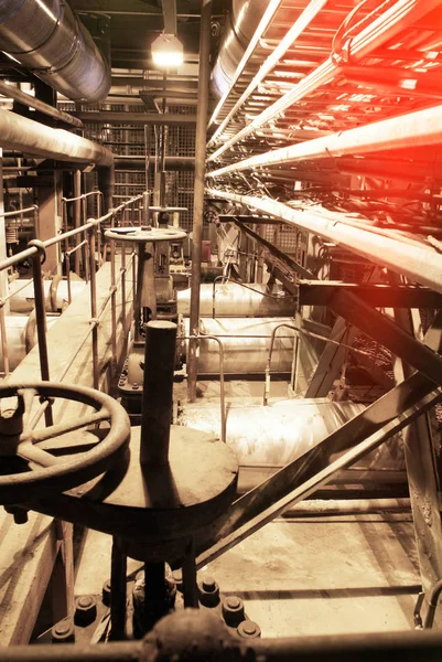 Equipos, cables y tuberías como se encuentran en el interior de una industria moderna — Foto de Stock