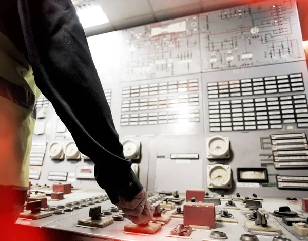 Operador en el lugar de trabajo en la sala de control del sistema — Foto de Stock