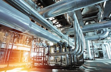 Sanayi bölgesi, çelik boru hatları, vanalar ve merdivenler.