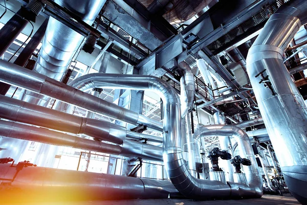 Ausrüstung, Kabel und Rohrleitungen im Inneren von Industrieanlagen — Stockfoto