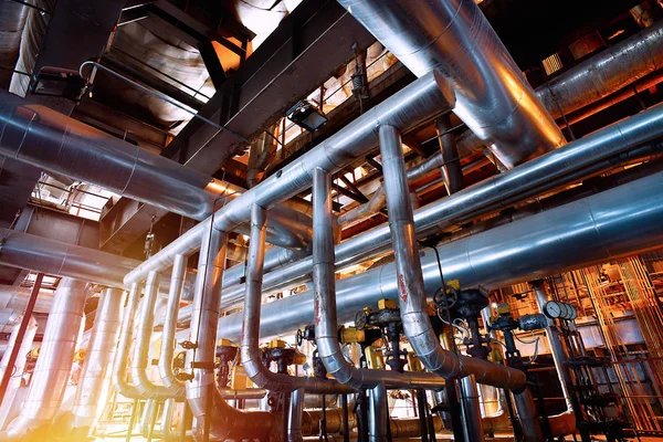 donanımları, kablolar ve borular modern Endüstr içinde bulunan