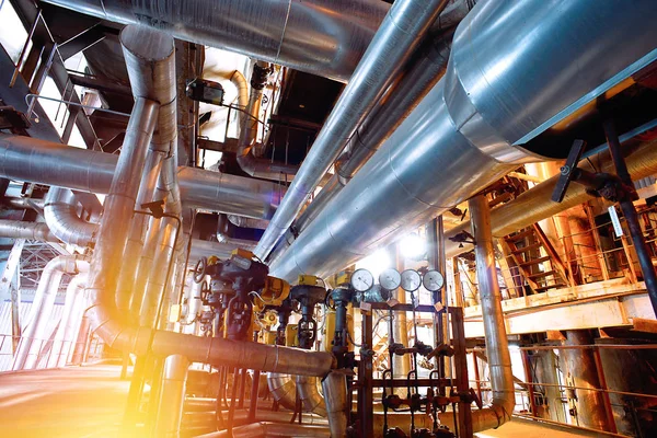 donanımları, kablolar ve borular modern Endüstr içinde bulunan