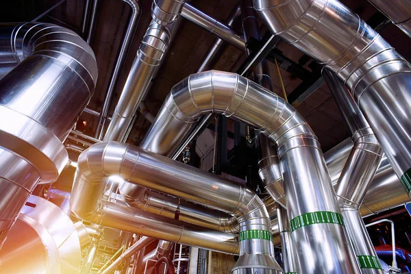 bir enerji santralinde farklı boyutlarda ve şekilli borular ve vanalar 