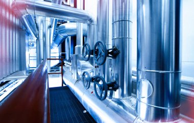 Sanayi bölgesi, çelik boru hatları, vanalar ve pompalar.