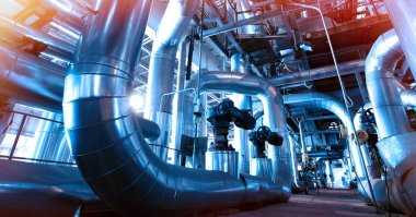 Modern bir endüstriyel enerji santralinde bulunan ekipman, kablolar ve borular.