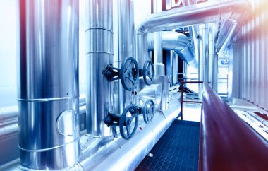 Sanayi bölgesi, çelik boru hatları, vanalar ve pompalar.