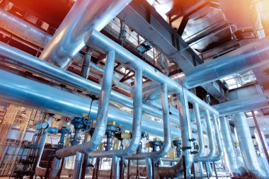 Sanayi bölgesi, çelik boru hatları, vanalar ve merdivenler.