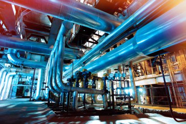 Sanayi bölgesi, çelik boru hatları, vanalar ve merdivenler.