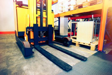 Raflar, raflar ve forklift paletleri dağıtım wareho ile