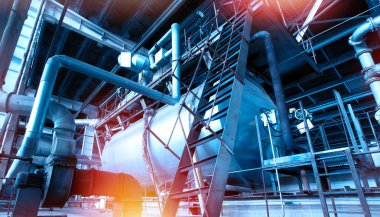 Sanayi bölgesi, çelik boru hatları ve mavi tonlu kablolar.