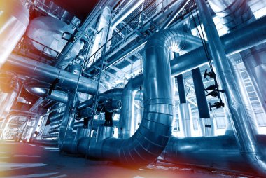 Sanayi bölgesi, çelik boru hatları ve mavi tonlu kablolar.