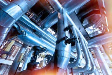 Sanayi bölgesi, çelik boru hatları ve kablolar