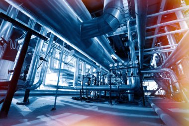 Sanayi bölgesi, çelik boru hatları ve mavi tonlu kablolar.