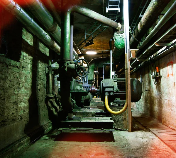 Tubos, tubos, cabos e equipamentos numa central eléctrica — Fotografia de Stock