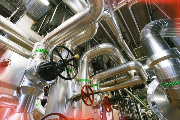 Tubos y válvulas de diferentes tamaños y formas en una central eléctrica — Foto de Stock