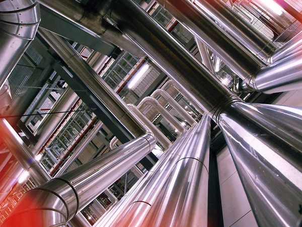 Apparecchiature, cavi e tubazioni presenti all'interno della centrale elettrica industriale — Foto Stock