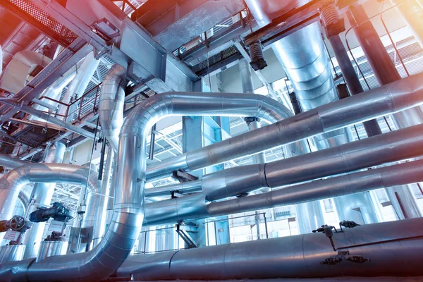 Unterschiedlich große und geformte Rohre und Ventile in einem Kraftwerk — Stockfoto