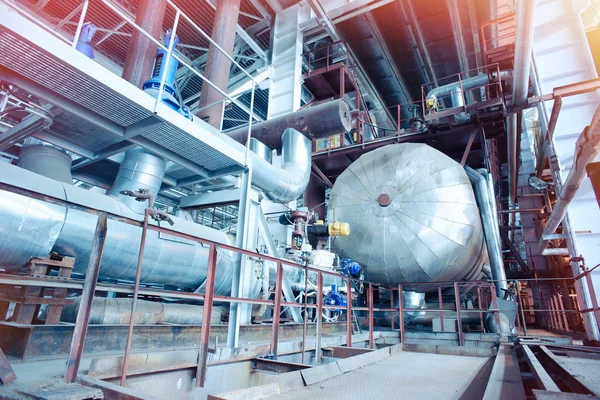 Tubos y válvulas de diferentes tamaños y formas en una central eléctrica — Foto de Stock