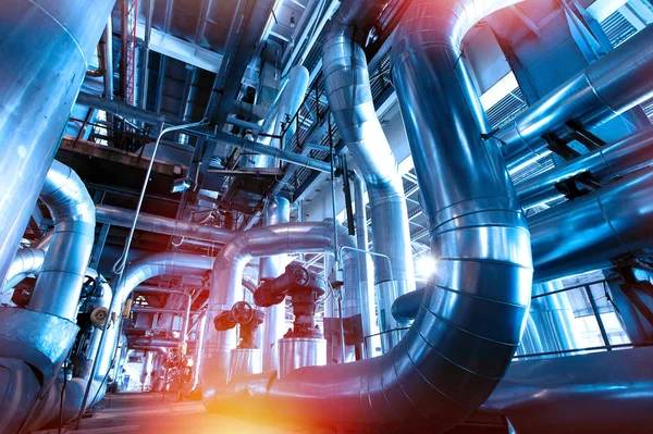 Utrustning, kablar och rörledningar som finns inuti ett industriellt kraftverk — Stockfoto