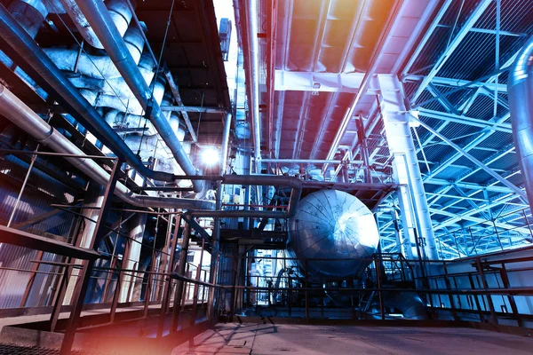 Průmyslová zóna, Ocelové potrubí a kabely v modrém tónu — Stock fotografie