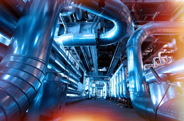 Zona industrial, tuberías de acero y cables en tonos azules — Foto de Stock