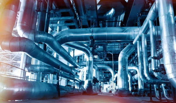 Zona industrial, tuberías de acero y cables en tonos azules —  Fotos de Stock