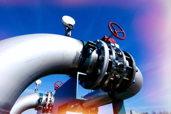 Industrial zone, Steel pipelines and valves against blue sky — Stock Photo, Image