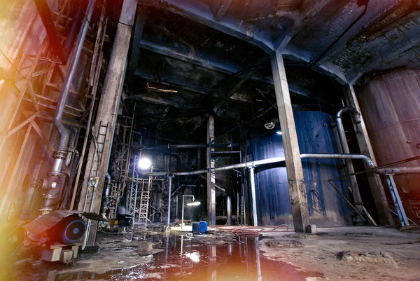 Gamla creepy, mörka, ruttnande, destruktiva, smutsiga fabriken — Stockfoto