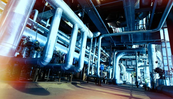Industriegebiet, Stahlrohre und Kabel in Blautönen — Stockfoto