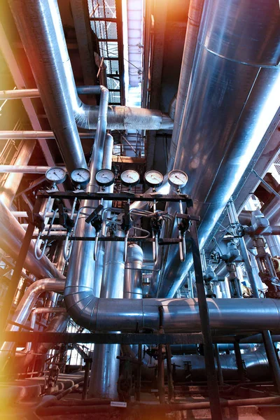 Zona industrial, tuberías de acero y cables en tonos azules — Foto de Stock