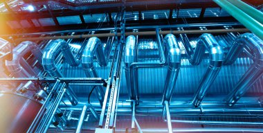 Sanayi bölgesi, çelik boru hatları ve mavi tonlu kablolar.