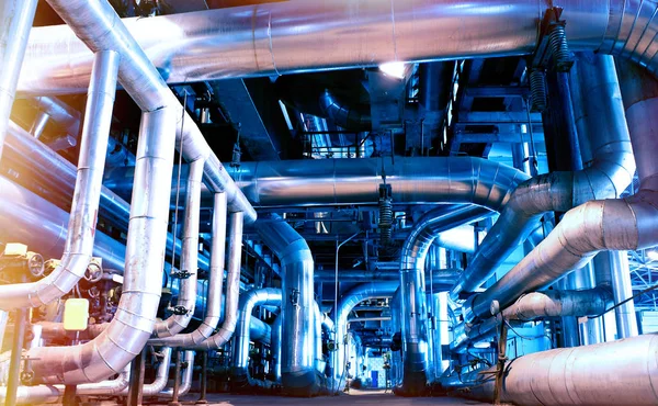 Ipari övezet, acélvezetékek és kék tónusú kábelek — Stock Fotó