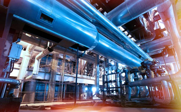 산업 지대, 강철 송유관 및 파란색 톤으로 된 케이블 — 스톡 사진