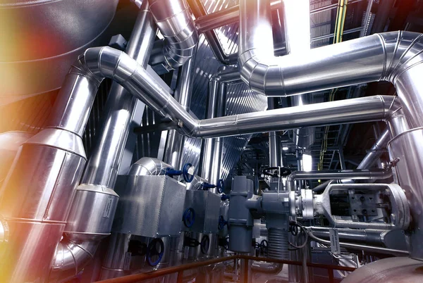 Sanayi bölgesi, çelik boru hatları ve kablolar