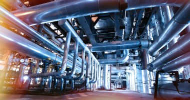 çelik boru hatları ve mavi tonlarda vanalar